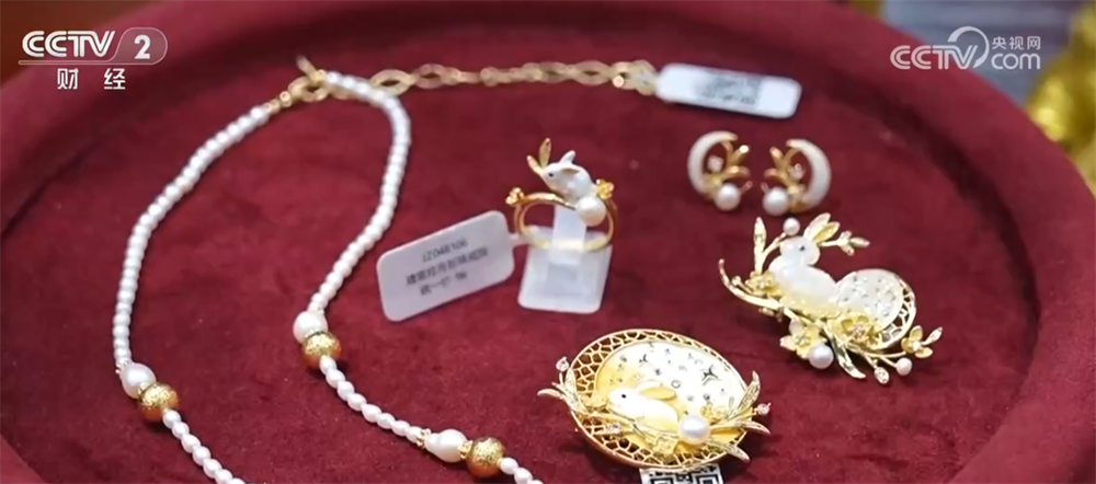 Yiwu's Mid-Autumn Festival Products Blend Tradition and Craft, Win Fans at Home and Abroad